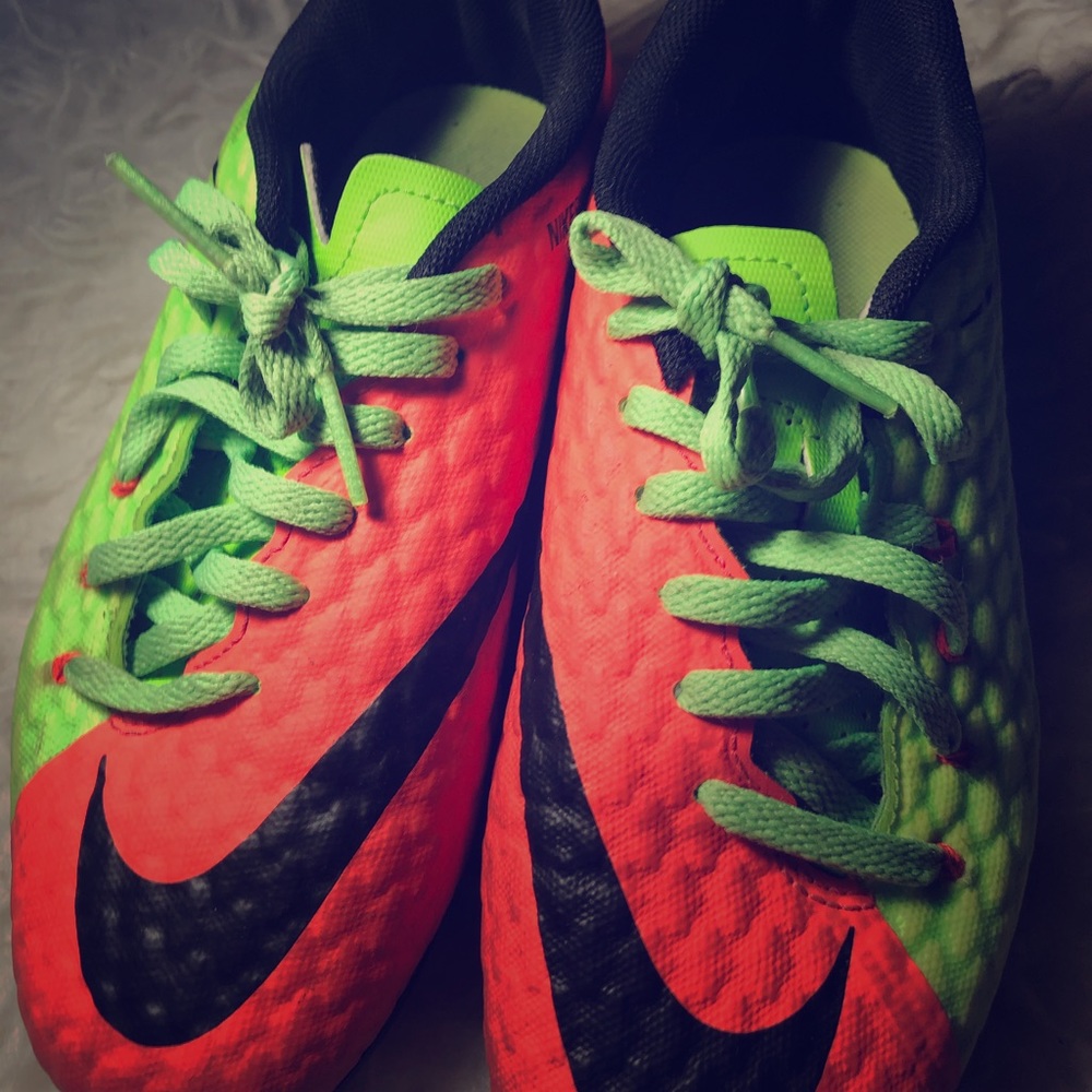 Nike soccer shoes size 4! :)